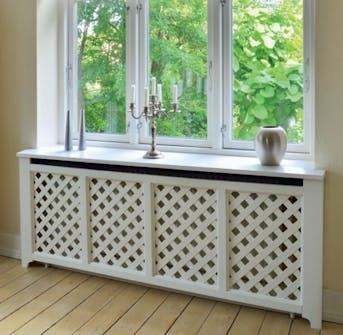 Patterinsuojus on rakennettu osaksi ikkunalautaa. Patterinsuojus on rakennettu osaksi ikkunalautaa.